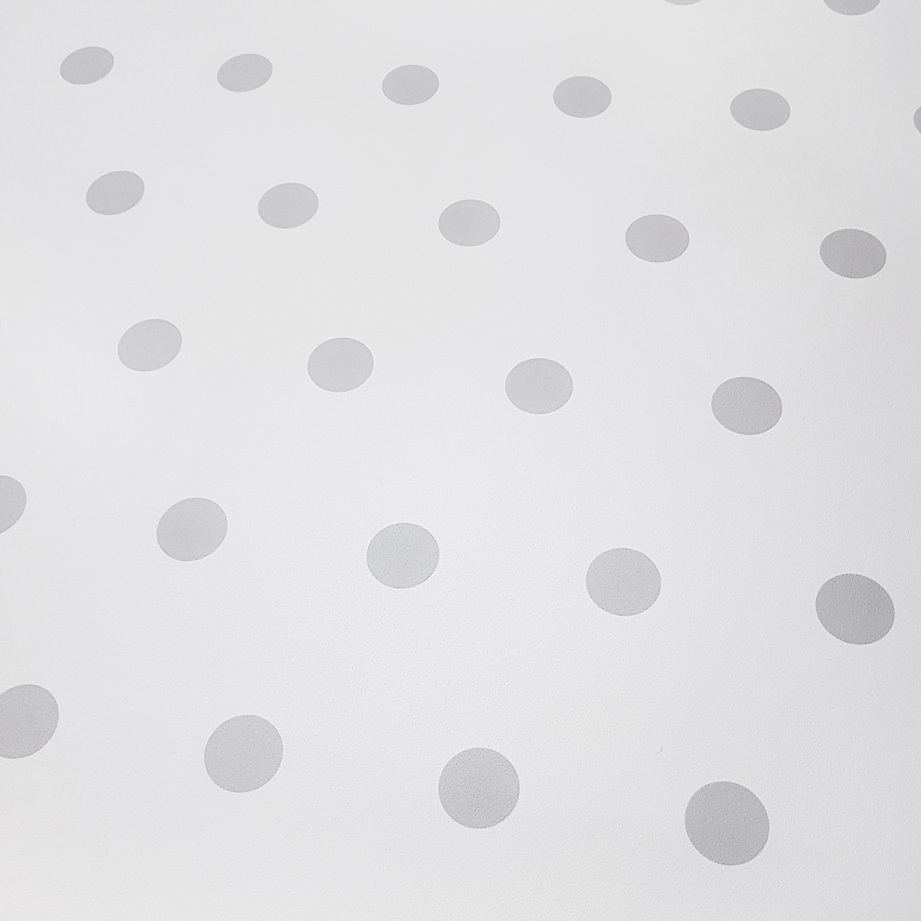 White and grey 5 cm dots wallpaper - Dekoori image 4